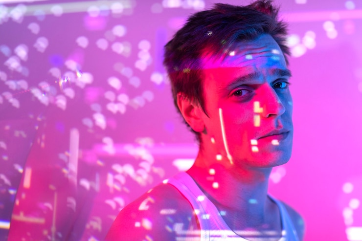 Foto gratuito retrato de un hombre guapo en estilo vaporwave