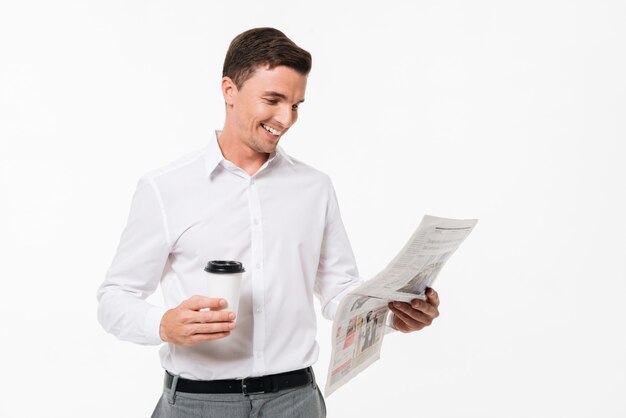 Retrato de un hombre guapo feliz con una camisa blanca