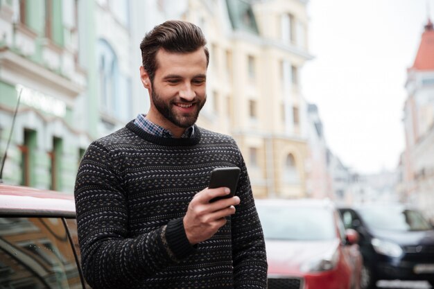 Retrato de un hombre guapo feliz en suéter