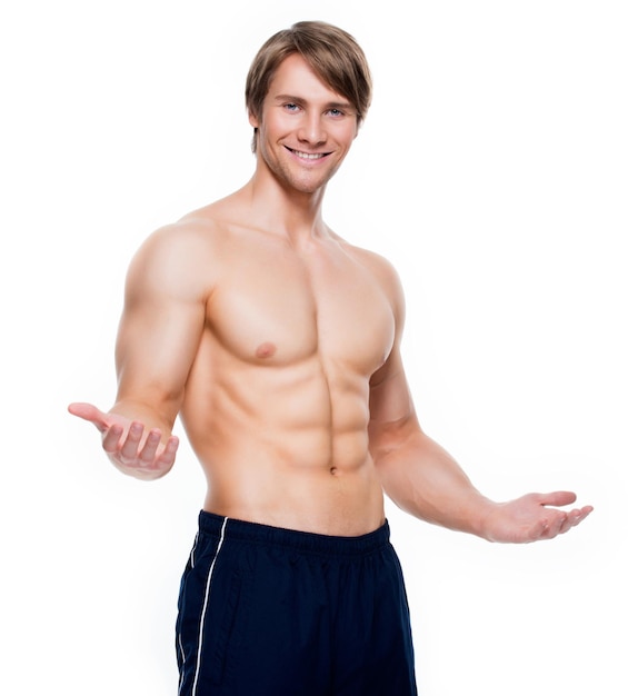 Retrato de un hombre guapo feliz con torso musculoso