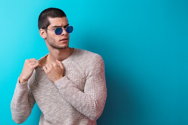 Retrato de hombre guapo con gafas de sol