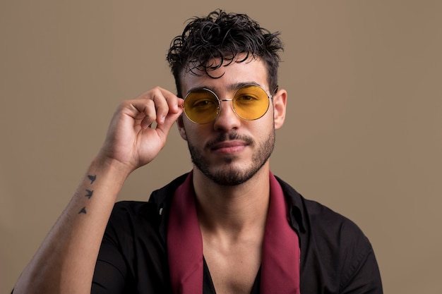 Retrato de hombre guapo con gafas de sol