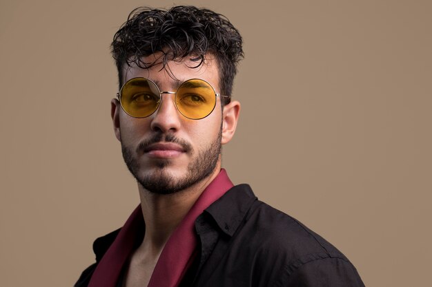 Foto gratuita retrato de hombre guapo con gafas de sol