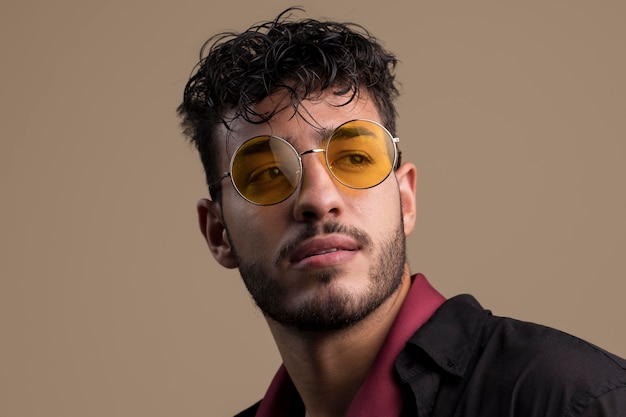 Retrato de hombre guapo con gafas de sol