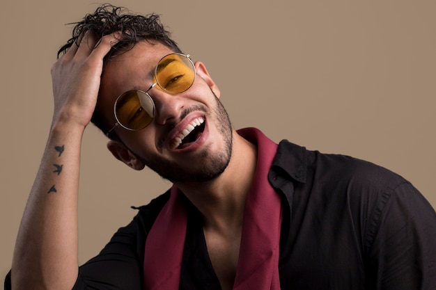 Retrato de hombre guapo con gafas de sol