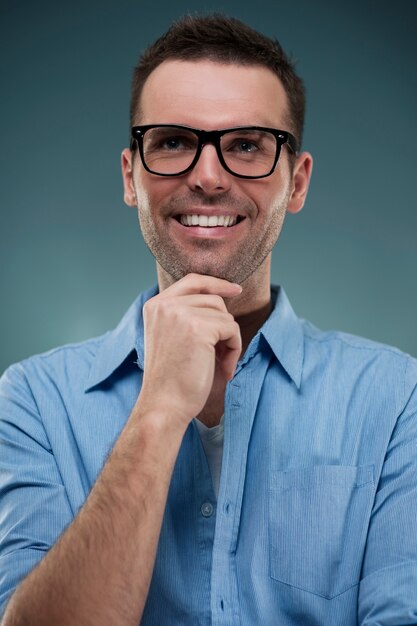 Retrato de hombre guapo con gafas