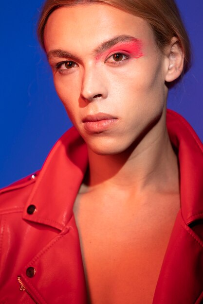 Retrato de hombre guapo con largo cabello rubio con una chaqueta roja