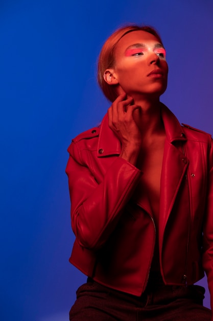 Retrato de hombre guapo con largo cabello rubio con una chaqueta roja