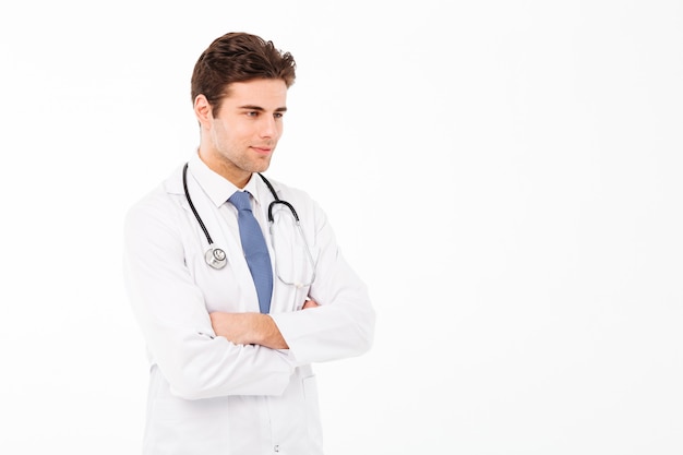 Retrato de un hombre guapo médico hombre sonriente