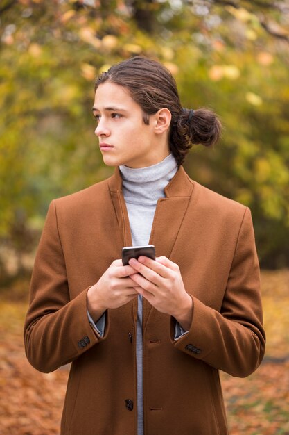 Foto gratuita retrato de hombre guapo mirando a otro lado