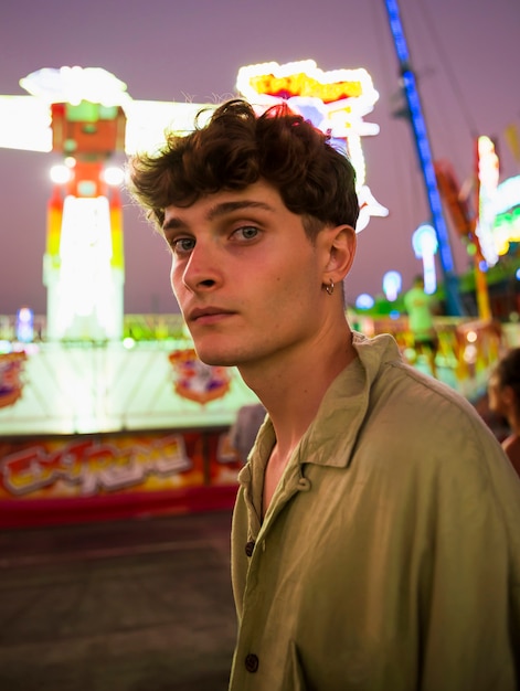 Retrato hombre guapo en el parque de atracciones