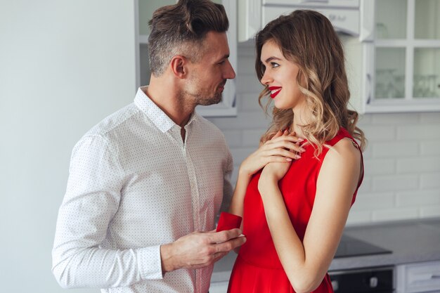 Retrato de un hombre guapo proponiendo a su novia encantadora