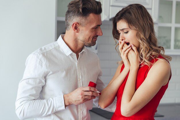 Retrato de un hombre guapo proponiendo a su novia