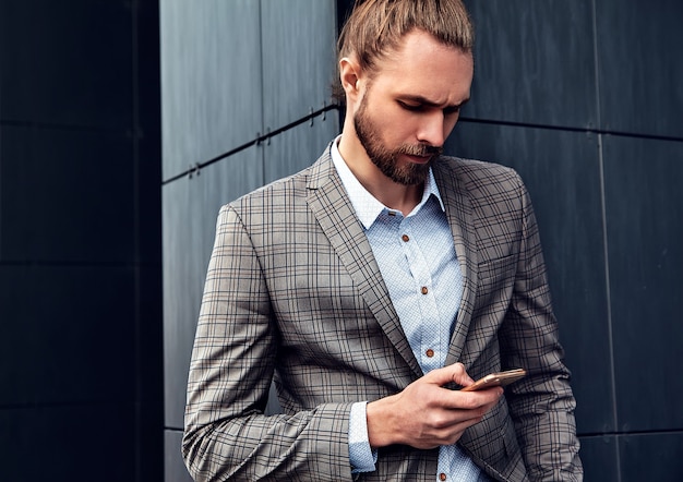 Retrato de hombre guapo sexy vestido con elegante traje a cuadros beige