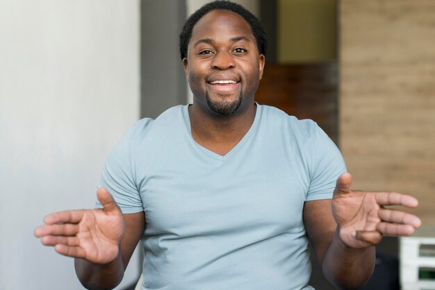 Retrato de hombre guapo sonriendo