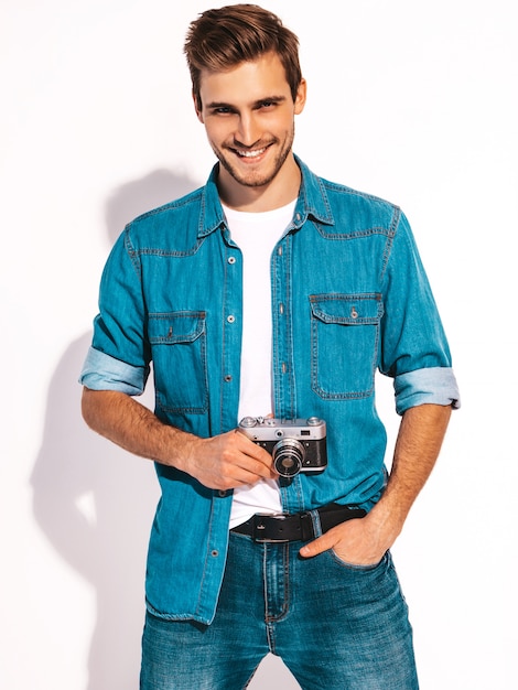 Retrato de hombre guapo sonriente vistiendo ropa de verano jeans. Foto de toma modelo masculino en la vieja cámara de fotos vintage.