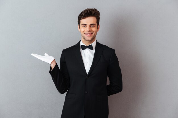 Retrato de un hombre guapo y sonriente