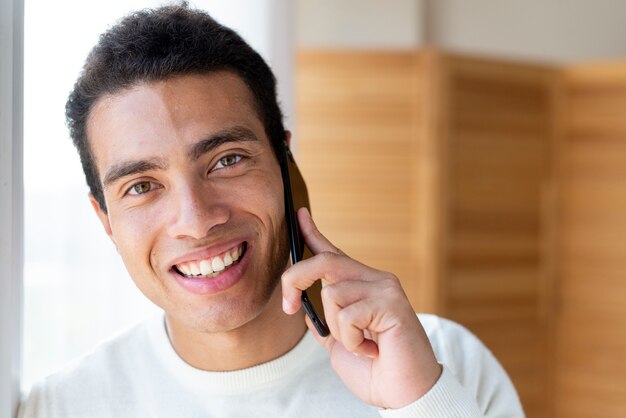 Retrato de hombre hablando por teléfono