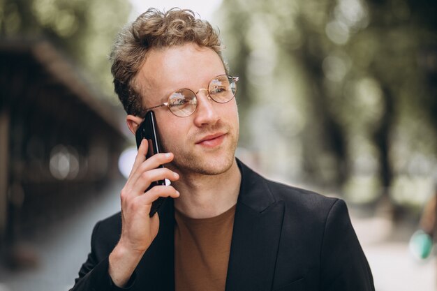 Retrato de un hombre hansome hablando por teléfono