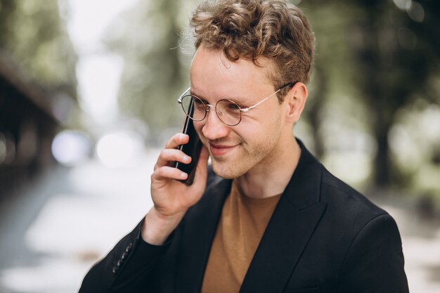 Retrato de un hombre hansome hablando por teléfono