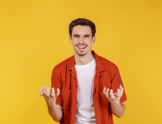 Retrato de hombre infeliz y frustrado sobre fondo amarillo aislado