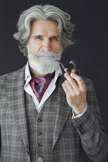 Retrato de hombre inglés pelirrojo barbudo.