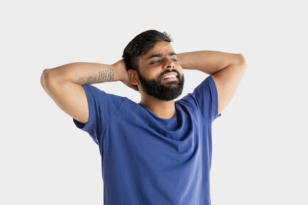 Retrato de hombre joven aislado en la pared blanca del estudio