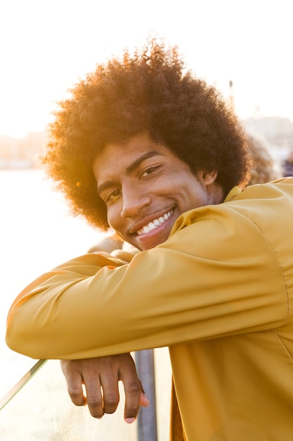 Retrato de hombre joven al aire libre