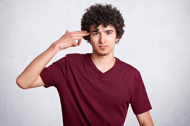 Retrato de hombre joven con barba pequeña de cerca