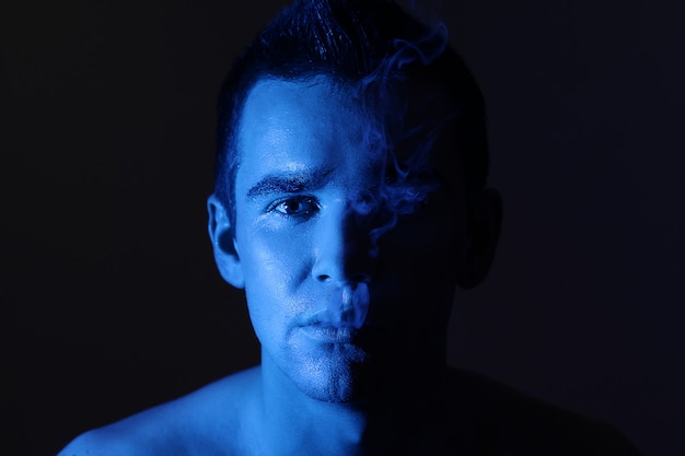 Retrato de hombre joven, colores azul neón