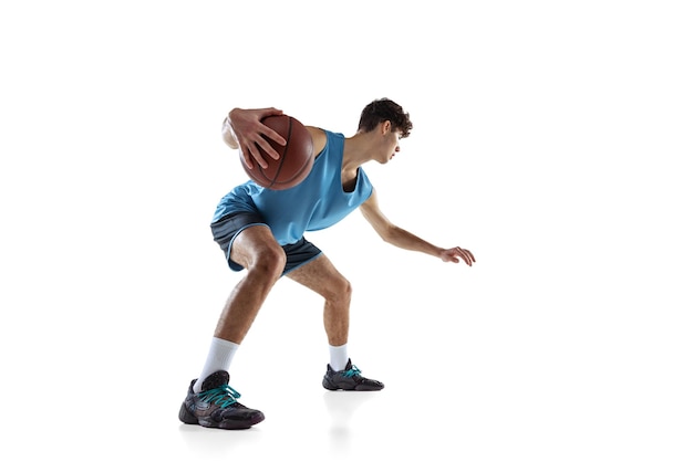 Retrato de hombre joven, entrenamiento de jugador de baloncesto aislado en blanco. Fósforo