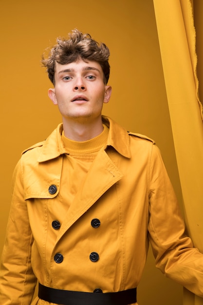 Retrato de un hombre joven en un escenario amarillo