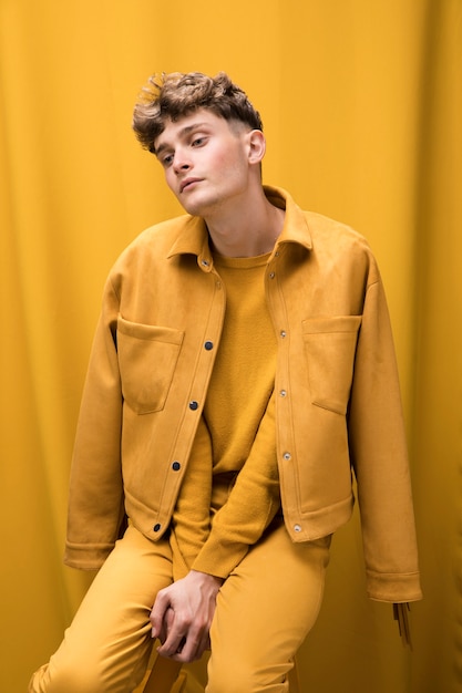 Retrato de un hombre joven en un escenario amarillo