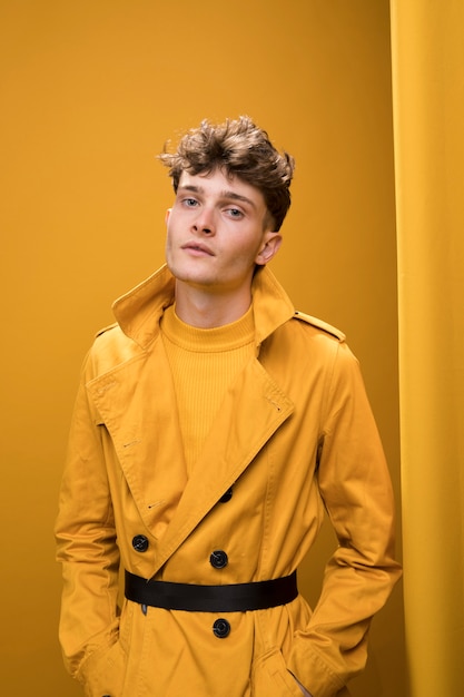 Retrato de un hombre joven en un escenario amarillo