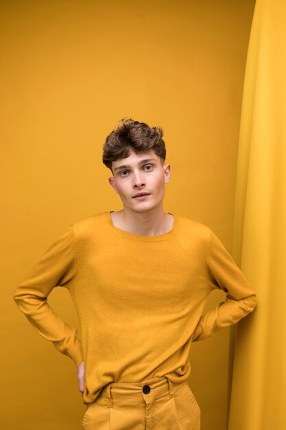 Retrato de un hombre joven en un escenario amarillo