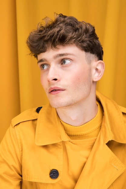 Retrato de un hombre joven en un escenario amarillo