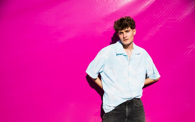 Retrato de hombre joven con espacio de copia y fondo rosa