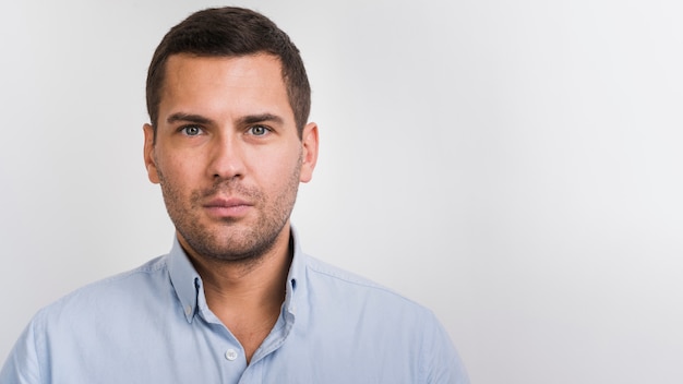 Retrato de hombre joven con espacio de copia