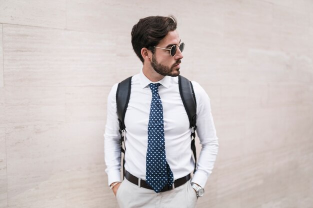 Retrato de un hombre joven con estilo en gafas de sol