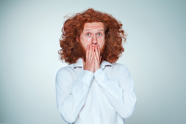 Retrato de hombre joven con expresión facial sorprendida