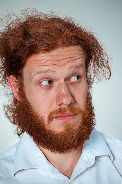 Retrato de hombre joven con expresión facial sorprendida