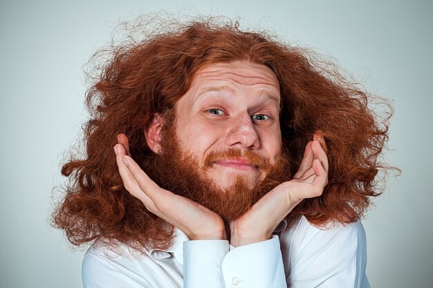 Retrato de hombre joven con expresión facial sorprendida