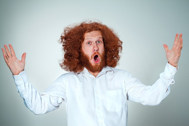 Retrato de hombre joven con expresión facial sorprendida