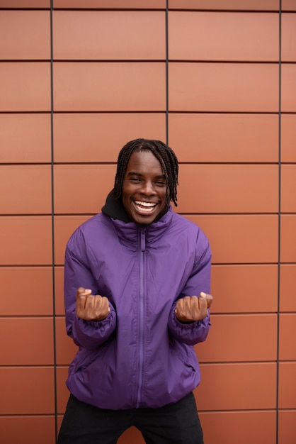 Foto gratuita retrato de hombre joven y feliz