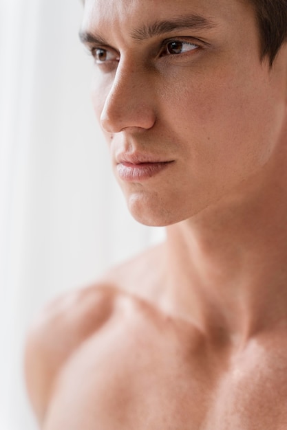 Retrato de hombre joven en forma de cerca