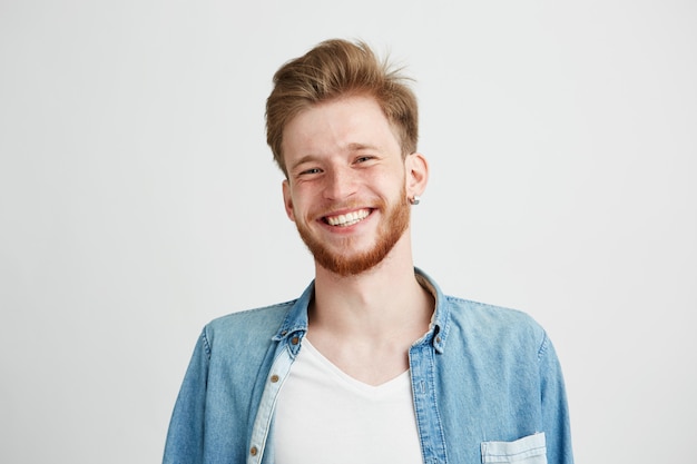 Retrato de hombre joven guapo hipster con barba sonriendo riendo.