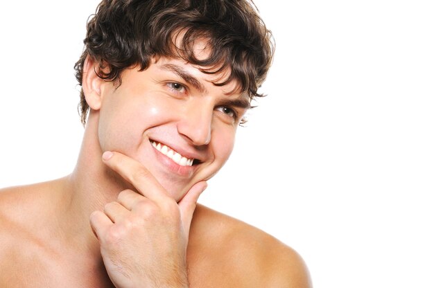 Retrato de hombre joven guapo con rostro bien afeitado y sonrisa feliz