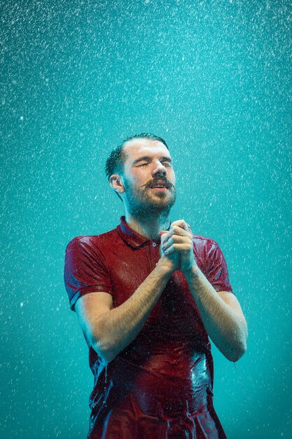 Retrato de hombre joven bajo la lluvia