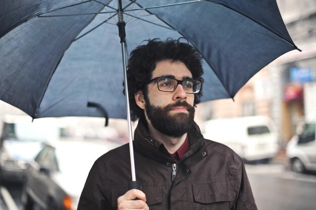 Retrato de hombre joven bajo la lluvia