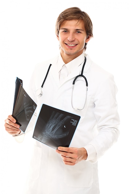 Retrato de hombre joven médico con radiografía